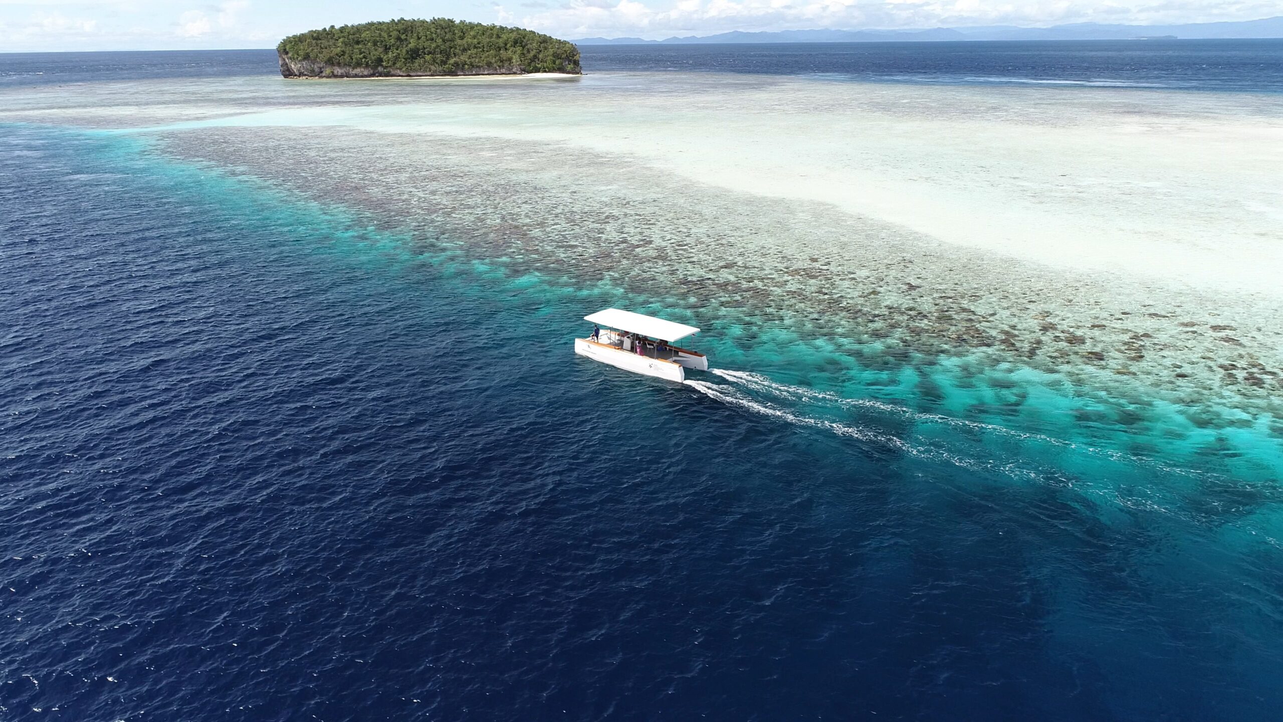 dive boat at raja ampat resort, papua diving resorts