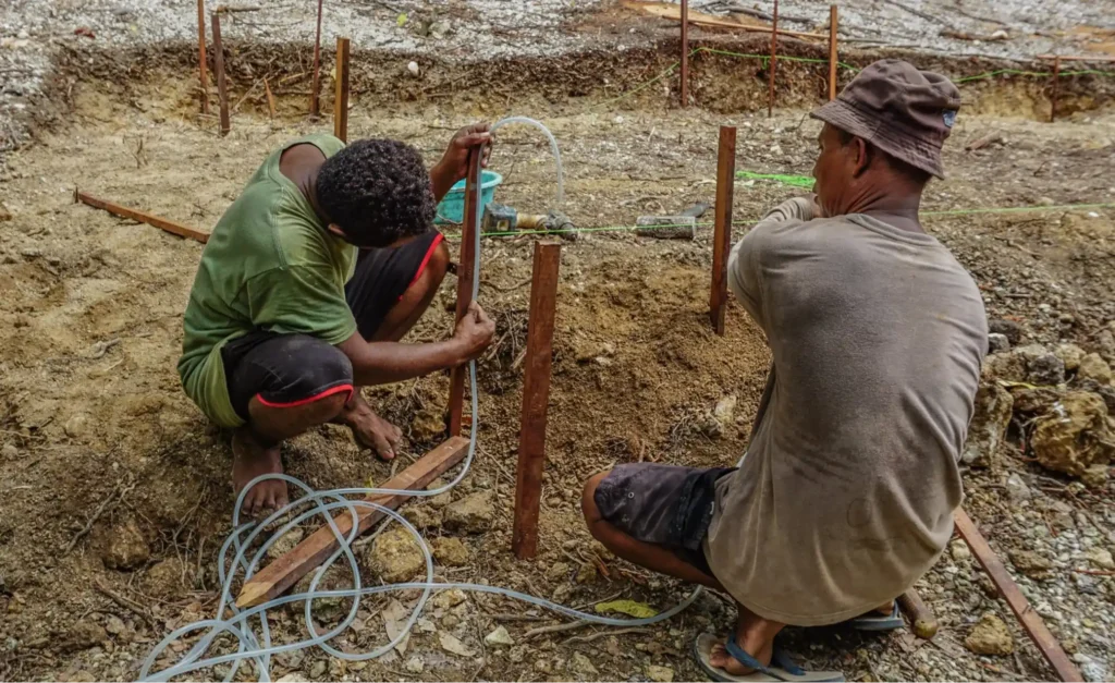 Lius, dive guide, working together with Sistono